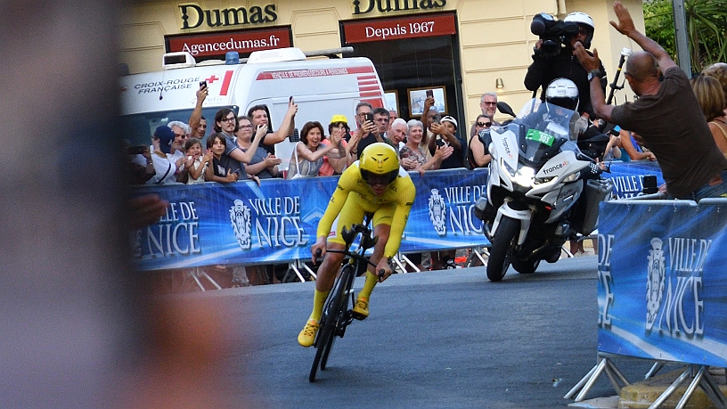 Tadej POGACAR 1.jpg - Tadej POGACAR, sloveno arriverà primo e vincerà il Tour che ha già vinto nel 2020 e 202, nel 2024 ha anche vinto il Giro d'Italia, nel 2021 2 2024 la Liegi-Bastogne-Liegi, il Giri di Lombardia nel 2021, 2022 e 2023, il Giro delle Fiandre nel 2023, le Strade Bianche nel 2022 e nel 2024, l'Amstel Gold Race e la Freccia Vallone nel 2023.